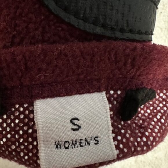 Columbia Beanie and Matching Gloves - Burgundy - Picture 11 of 11